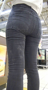 超紧身大翘臀黑牛仔美女