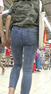 紧身牛仔裤大学妹和闺蜜逛街第一季