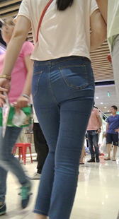 商场紧身蓝牛紧臀少妇