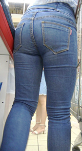 闺蜜逛街的大学紧身裤妹子