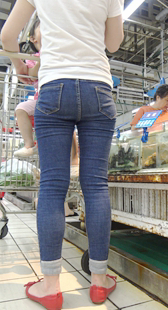 超市紧身包臀牛仔少妇