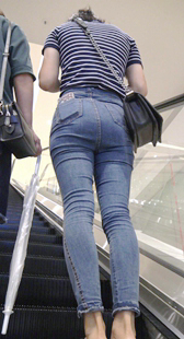 紧身裤美女和闺蜜狂街，肥与美的结合