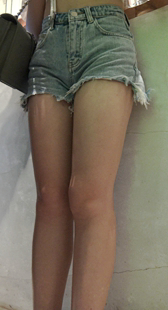 紧身牛仔短裤长腿三角特写
