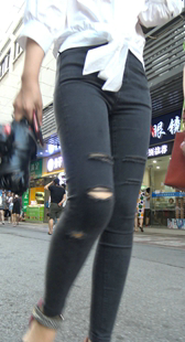 街拍黑牛仔紧身三角区