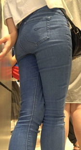 商场紧身灰牛仔少女宽臀特写