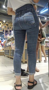 商场紧身蓝牛翘臀美女战斗力强