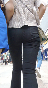 街拍黑牛仔大宽臀少妇