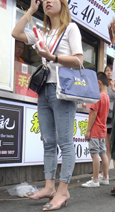 高跟牛仔肥翘臀长发美女