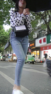 超紧身灰牛仔长发美女紧臀