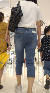 商场超紧牛仔裤大肥臀熟女