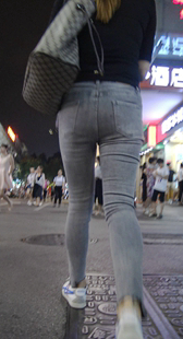街拍灰牛仔裤紧臀少妇
