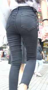 超紧黑牛仔大翘臀长发美女