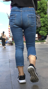 街拍牛仔裤紧臀少妇视频