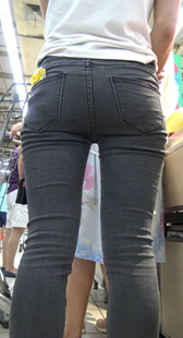 超市紧身黑牛仔翘臀美女
