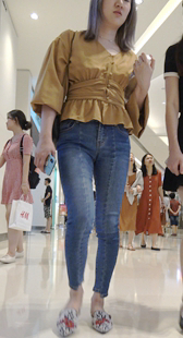 商场蓝牛肥三角极品美女