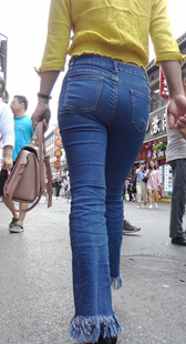 街拍蓝牛喇叭裤少女