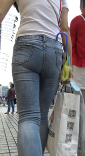 饱满圆臀牛仔裤少妇