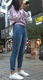 街拍牛仔三角往前凸少妇