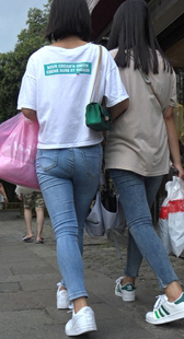街拍紧身牛仔裤小妹视频