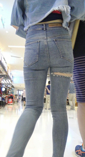 商场灰牛仔大屁股少女