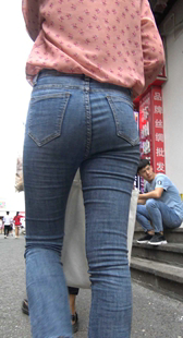 翘臀牛仔裤少妇买衣服