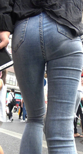 街拍蓝牛饱满深沟少女