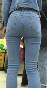 国庆献礼圆润的美臀加上紧身裤的衬托，好一副人体艺术画第三季