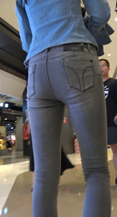 商场灰牛仔长发大美女