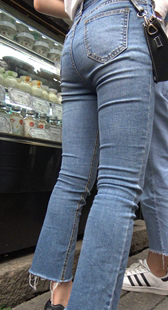 街拍饱满翘臀蓝牛少女