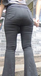 黑裤翘臀紧内痕熟女