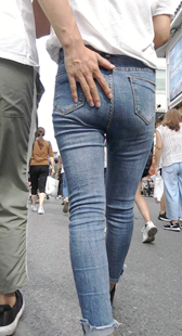 这把臀部摸得太爽了，女的却舒服至极