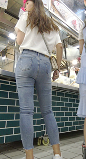 超市这么性感大学妹和闺蜜购物