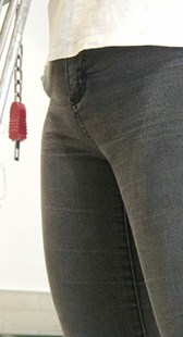 性感黑牛仔肥臀金三角少女