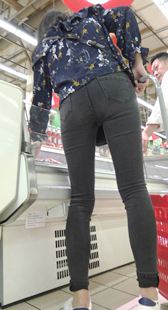 超市包臀黑裤大长腿少女