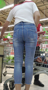 超市紧身蓝牛肥臀美女