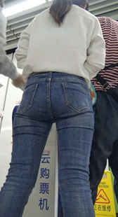 地铁站偶遇紧身牛仔裤美女