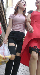 此女身材没话说前凸后翘紧身裤前后摄