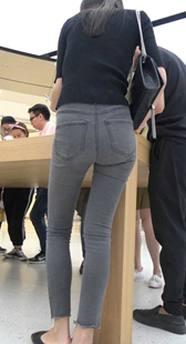 你既不放心自己的女友穿紧身裤，又何必带着一起出来逛街