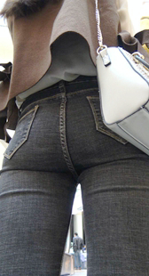 商场牛仔裤紧臀少女