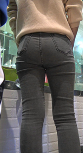 商场灰牛仔裤包臀少女