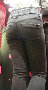 商场黑牛仔紧翘臀美女