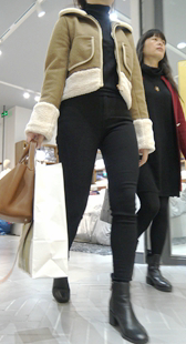 商场高挑黑裤紧臀少妇