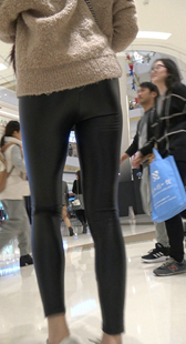 商场紧身包臀皮裤少女