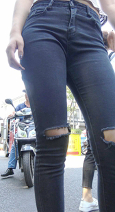 圣诞献礼购物街紧身裤美女被搂得好舒服第一季