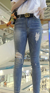 圣诞献礼模特级别身材的美女穿着紧身牛仔裤第一季