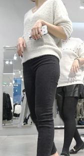 服装店黑牛仔紧臀少妇