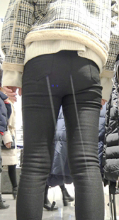 服装店紧身黑打底裤少妇