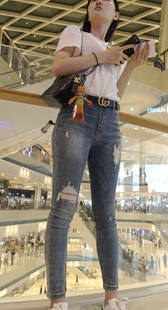 模特级别身材的美女穿着紧身牛仔裤第二季