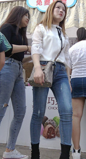 新年献礼热爱做公益的两位紧身裤美女第三季