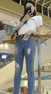 春节献礼模特级别身材的美女穿着紧身牛仔裤第四季